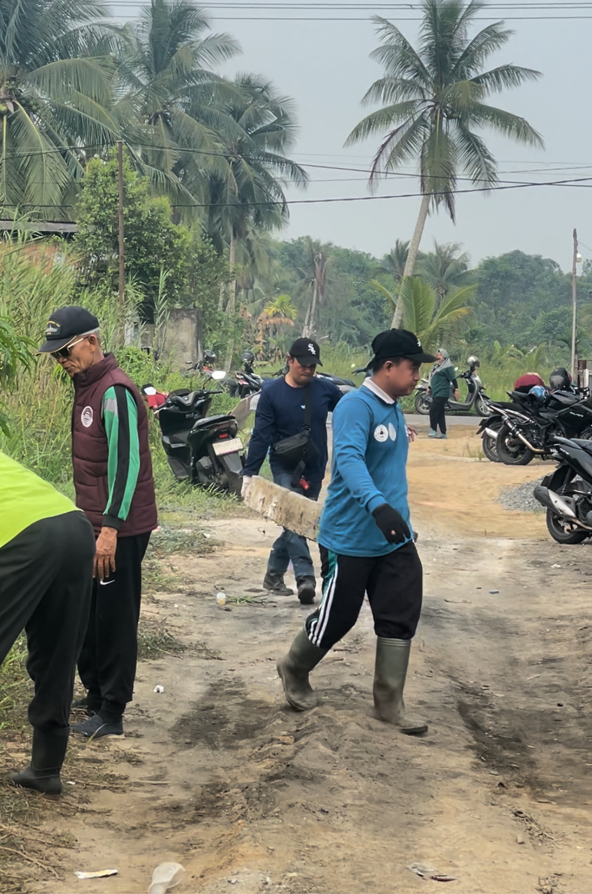 Percepat Pembangunan Kampus Tanjung Harapan, Civitas Akademika UNISI Gelar Gotong Royong