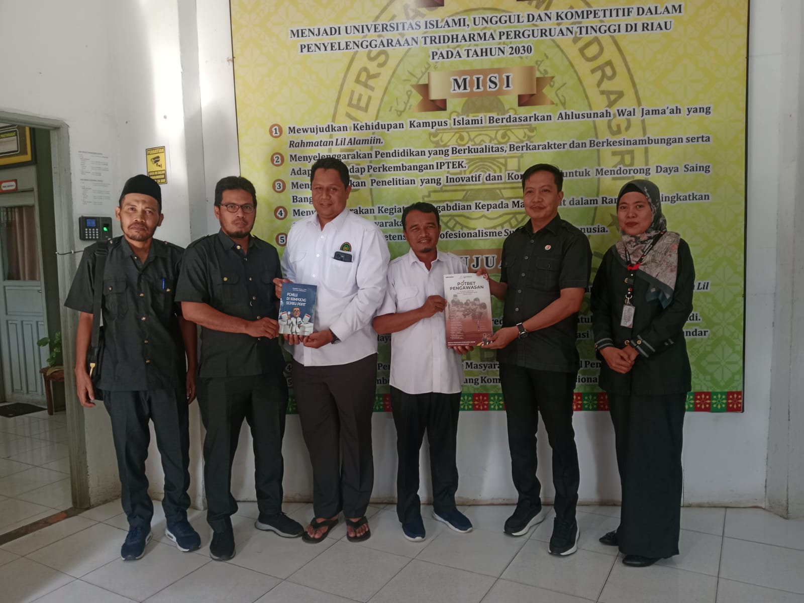 Rektor Unisi Terima Kunjungan Silaturrahmi dan Penyerahan Buku Hasil Pengawasan Pemilu dan Pilkada dari Bawaslu Inhil