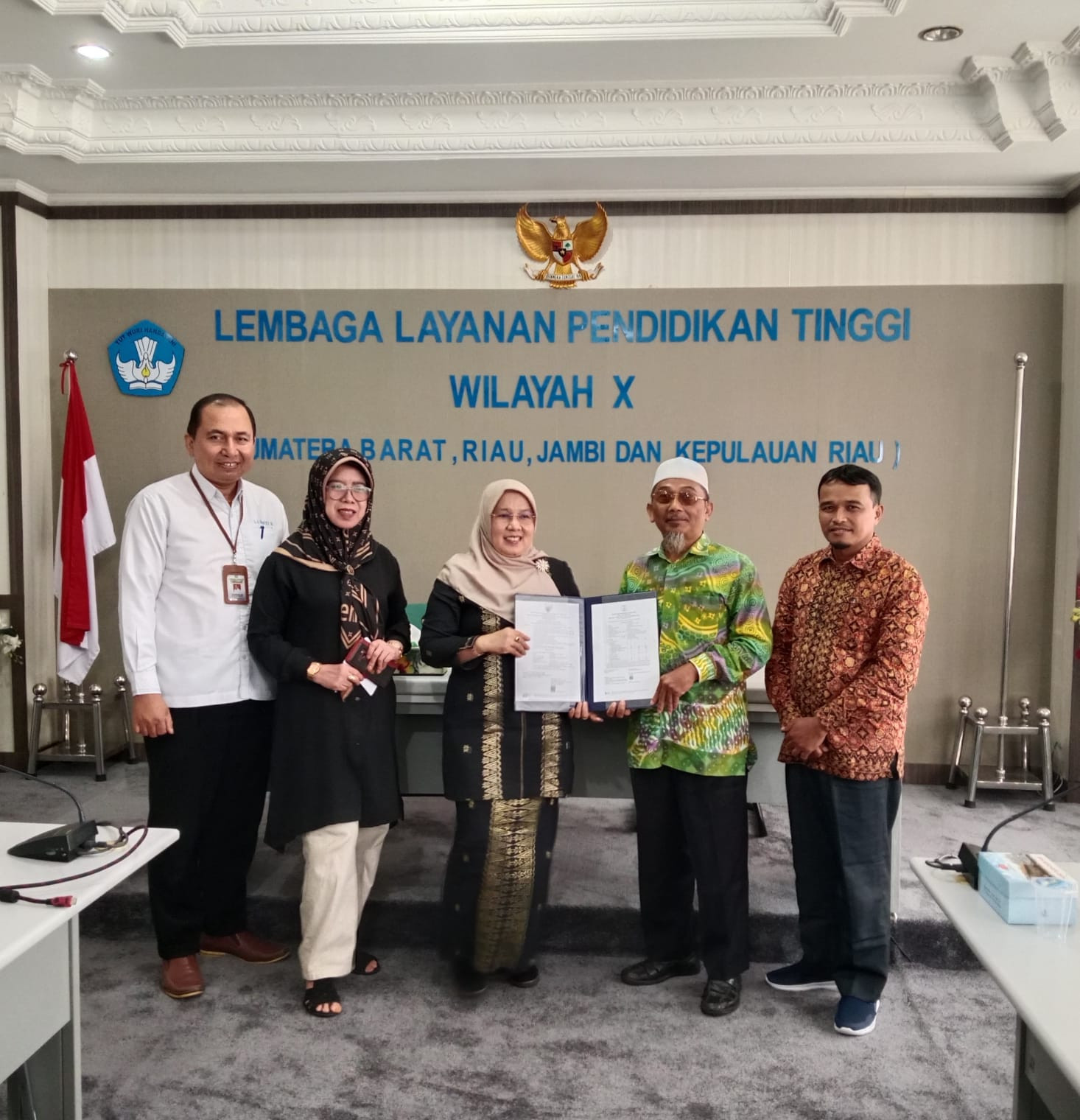 Penyerahan SK Guru Besar dari Kepala LLDIKTI Wilayah X kepada Prof. DR. Abdullah, S. SI., M. Kom