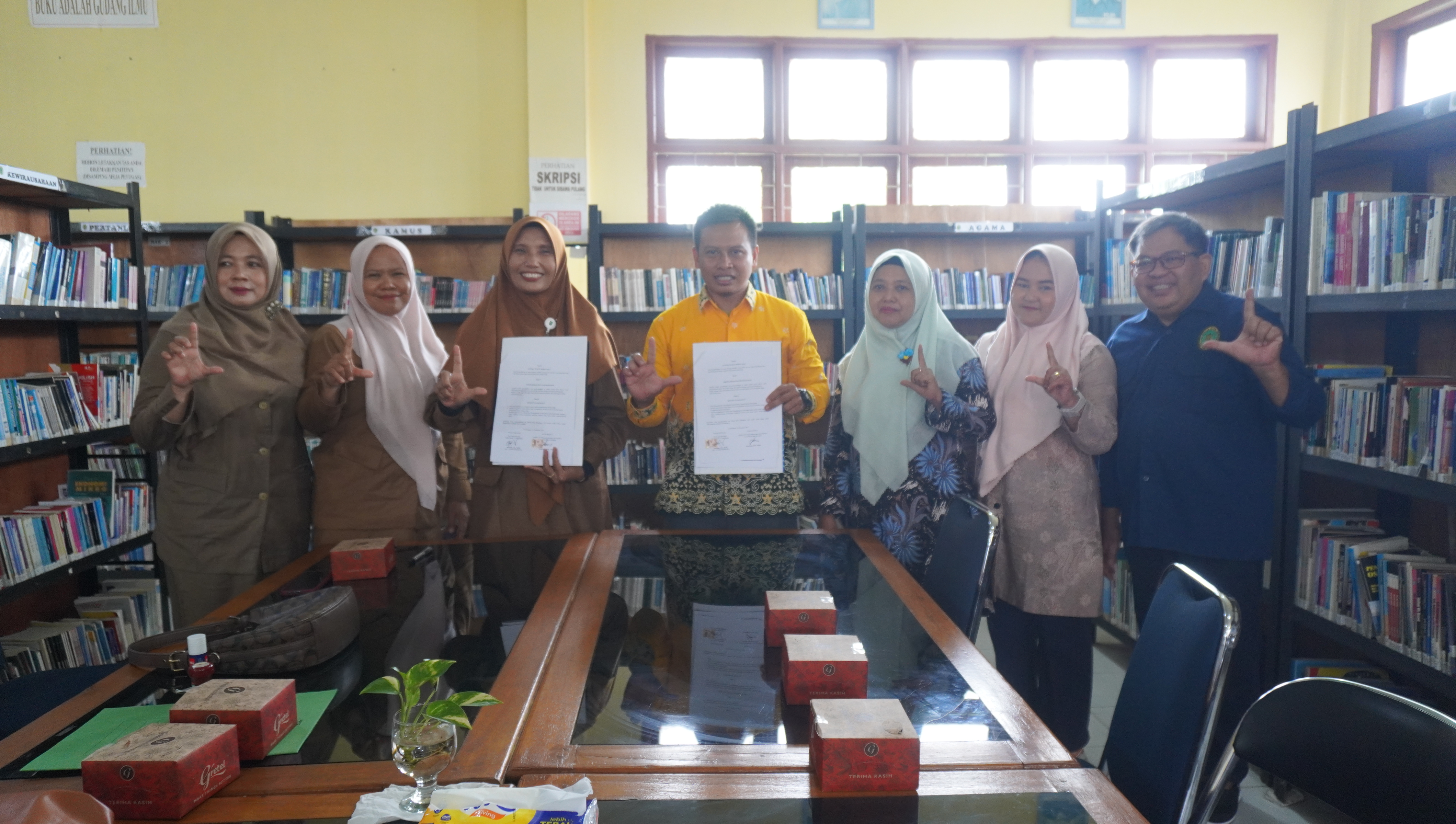 Perkuat Tata Kelola, Perpustakaan UNISI Jalin Kerja Sama dengan Perpustakaan SMKN 2 Tembilahan