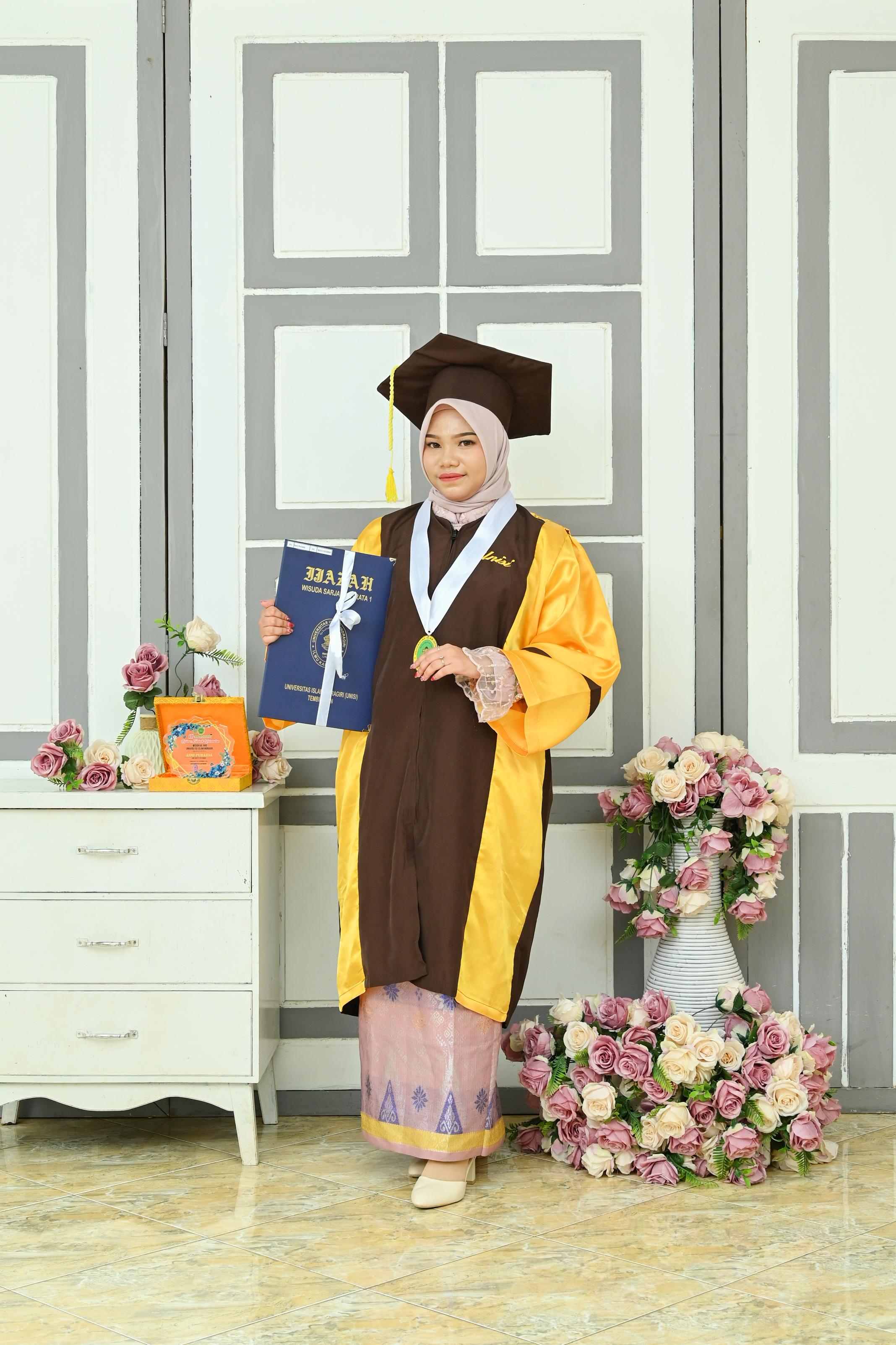 Asni Puraida, Pemuncak Wisudawan UNISI Tahun 2025: Dari Desa Gemilang Mengukir Prestasi Gemilang