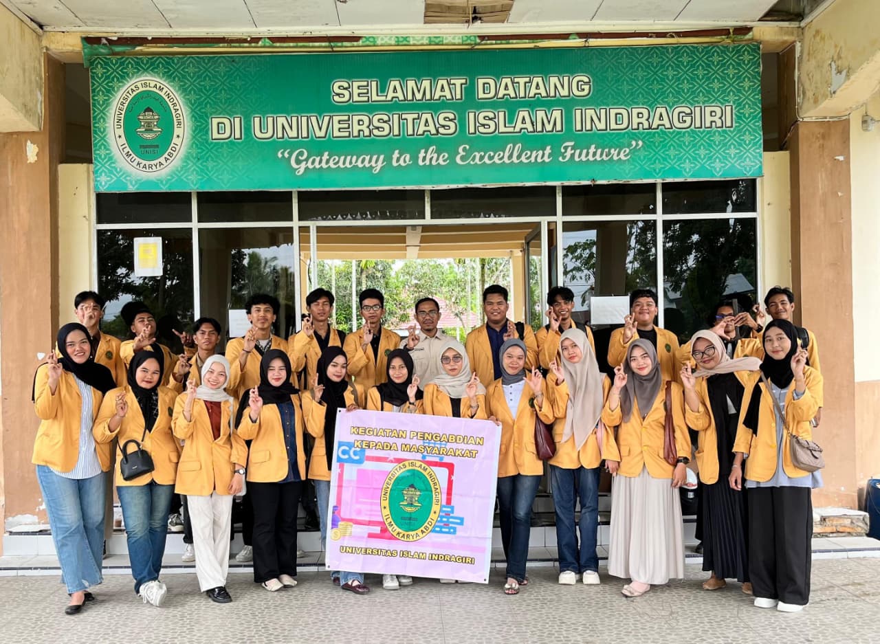 Dukung Usaha Warga, Mahasiswa Sistem Informasi UNISI Angkatan 2024 Gelar Pengabdian Masyarakat Melalui penerapan Desain Grafis dalam Pemasangan Spanduk UMKM