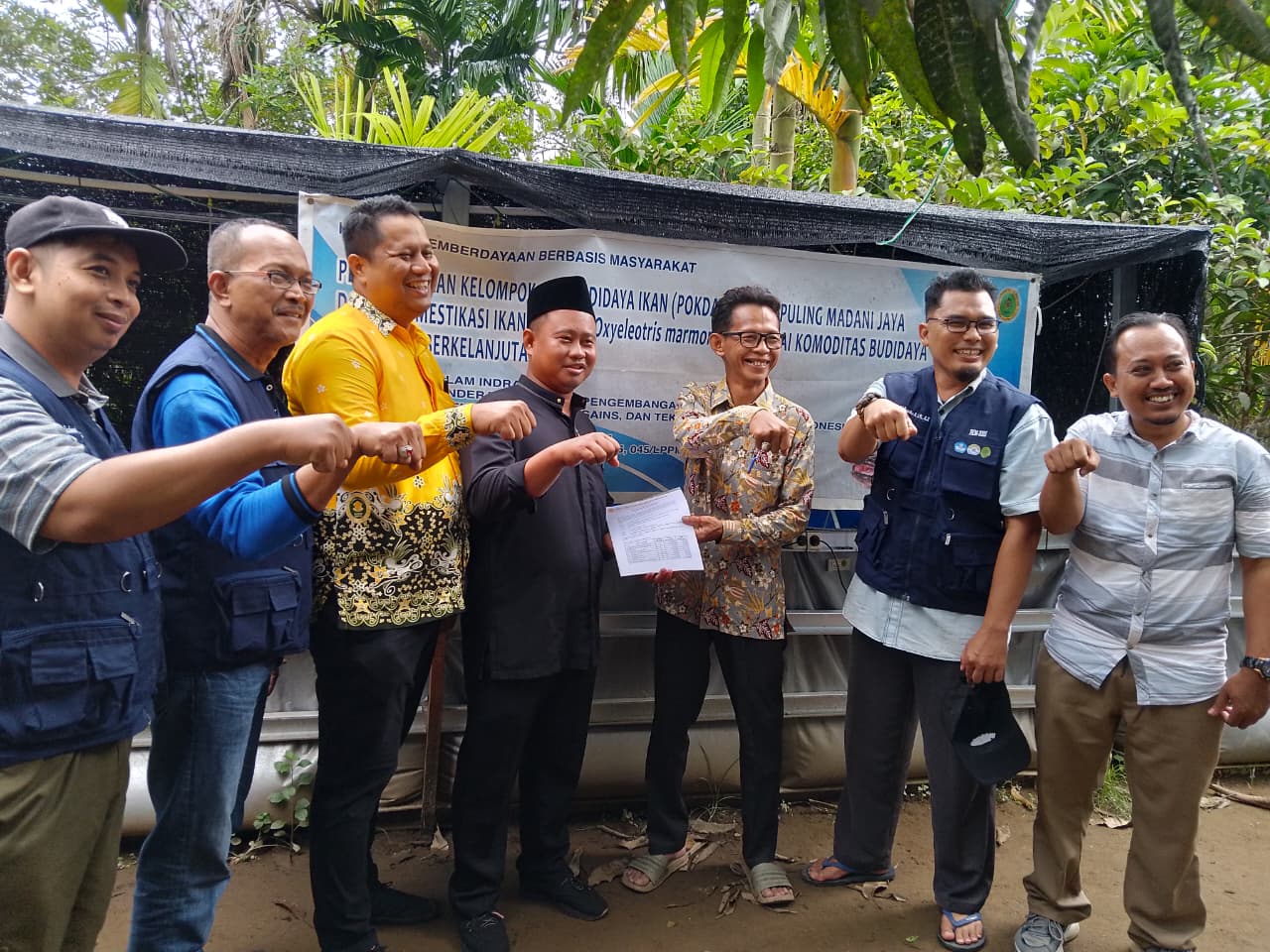 Universitas Islam Indragiri Salurkan Bantuan Alat Budidaya Ikan Betutu di Pokdakan Tempuling Madani Jaya