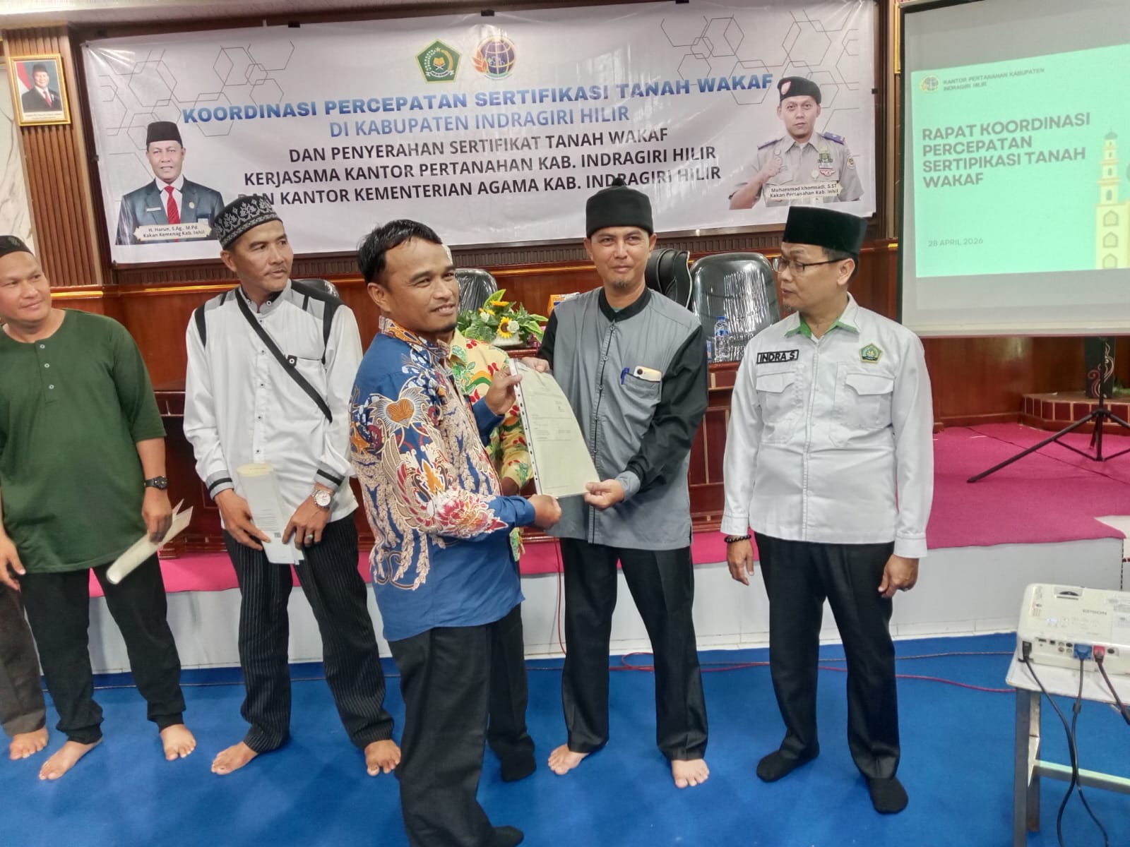 Rektor UNISI Turut Serahkan Sertifikat Tanah Wakaf di Indragiri Hilir